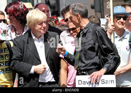 Boris Johnson et Peter Tatchell lors du 40e anniversaire de fierté - Gay Pride Parade à Londres, le 3 juillet 2010 Banque D'Images