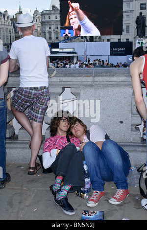 Un couple assis câlins Londres Pride, 3e juillet 2010. Photo par Julie Edwards Banque D'Images