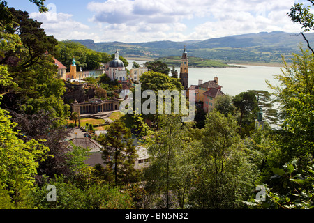 Le village de vacances côtières de Portmeirion dans le nord du Pays de Galles a été rendu célèbre comme l'emplacement pour le tournage de 'Le prisonnier' pour la télévision Banque D'Images