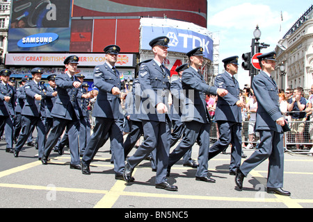 Gay Membres de la Royal Air Force en marchant à la 40e anniversaire de fierté - Gay Pride Parade à Londres, le 3 juillet 2010 Banque D'Images