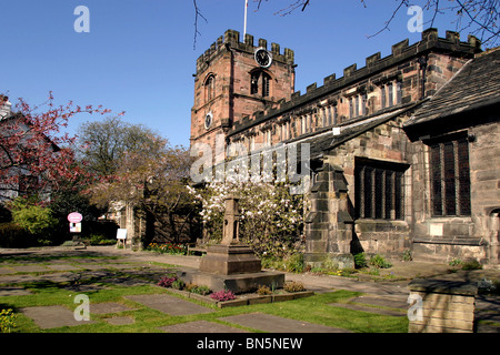 L'Angleterre, Cheshire, Stockport, Cheadle, Saint Mary's Parish Church, printemps Banque D'Images