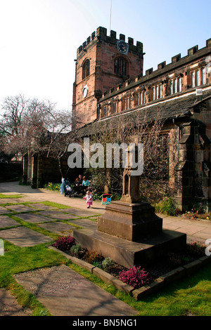 L'Angleterre, Cheshire, Stockport, Cheadle, Saint Mary's Parish Church, printemps Banque D'Images