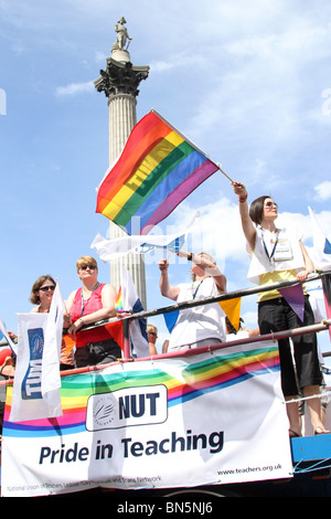 Syndicat National des Enseignants de l'écrou à Trafalgar Square à la 40e anniversaire de fierté - Gay Pride Parade à Londres, le 3 juillet 2010 Banque D'Images