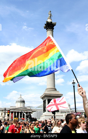 Drapeau arc-en-ciel à Trafalgar Square et Nelsons Column lors du 40e anniversaire de fierté - Gay Pride Parade à Londres, le 3 juillet 2010 Banque D'Images