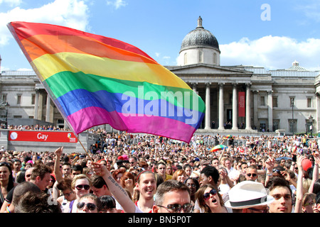 Drapeau arc-en-ciel et des foules à Trafalgar Square à la 40e anniversaire de fierté - Gay Pride Parade à Londres, le 3 juillet 2010 Banque D'Images