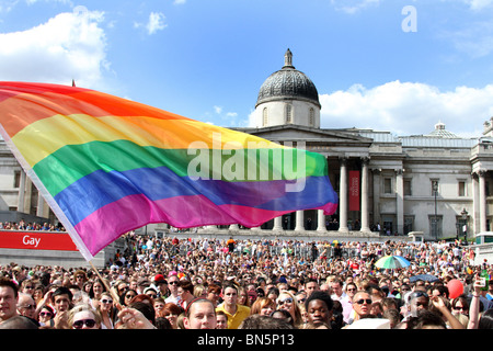 Drapeau arc-en-ciel et des foules à Trafalgar Square à la 40e anniversaire de fierté - Gay Pride Parade à Londres, le 3 juillet 2010 Banque D'Images