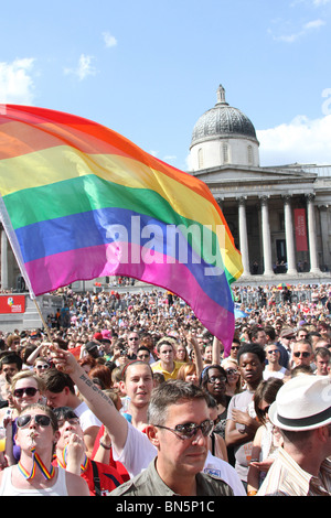 Drapeau arc-en-ciel et des foules à Trafalgar Square à la 40e anniversaire de fierté - Gay Pride Parade à Londres, le 3 juillet 2010 Banque D'Images