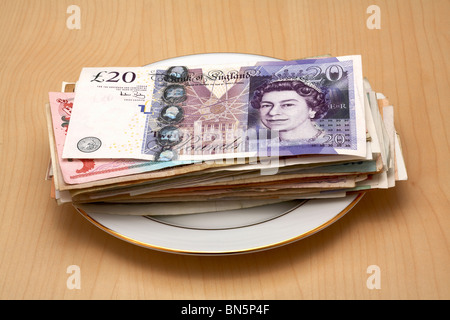 Chine Plaque avec UK £20 Pound Note portant sur elle Banque D'Images