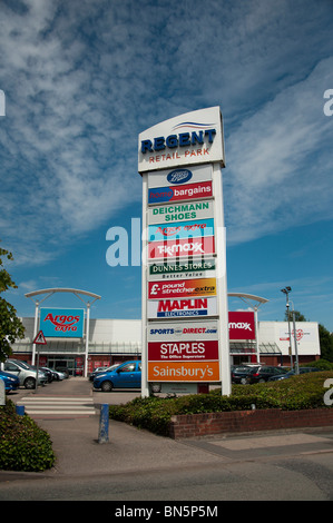 La publicité d'un signe les différents magasins de détail au Regent Park à Salford, Manchester, Angleterre. Banque D'Images