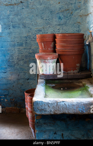 Pots d'argile se trouvait sur un ancien évier en pierre dans un atelier de rempotage prêt pour le nettoyage Banque D'Images