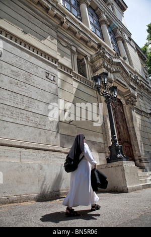 Nun walking, Rome, Italie Banque D'Images