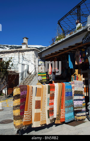 Magasin de vente de tapis fabriqués localement dans la rue principale, Capileira, Las Alpujarras, Province de Grenade, Andalousie, Espagne, Europe de l'Ouest Banque D'Images