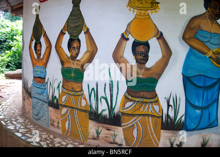 L'Afrique, Bénin, Ouidah. Forêt de voodoo sacré Kapasse (aka Foret sacrée), culte vaudou village, bâtiments. Banque D'Images