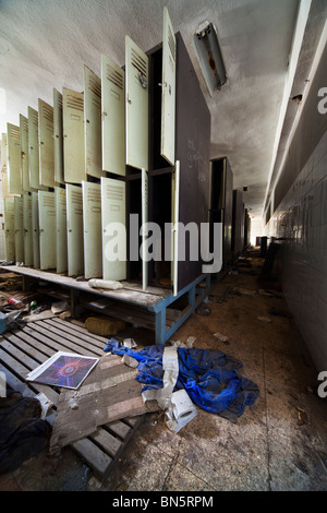 Les travailleurs du vêtement dans une vieille usine qui est maintenant fermée et abandonnée Banque D'Images