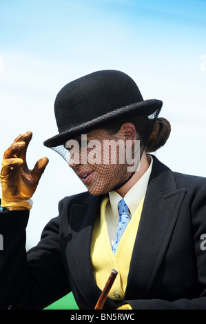 L Femme portant chapeau melon et voile à Shropshire County Show Banque D'Images