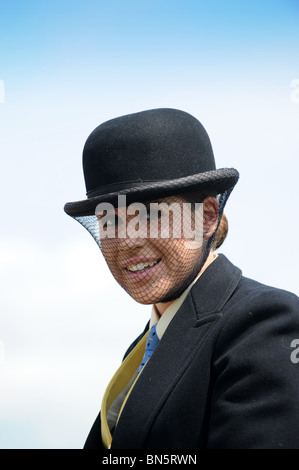 L Femme portant chapeau melon et voile à Shropshire County Show Banque D'Images