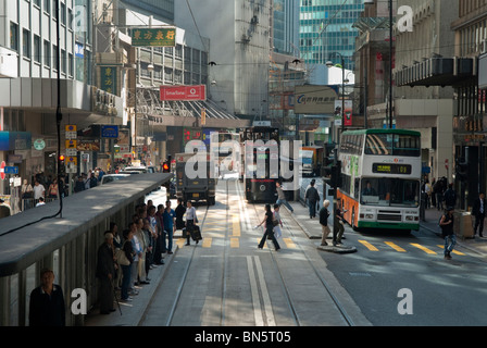 Hong Kong, 13 novembre 2007 Arrêt de tramway Des Voeux Road Central Hong Kong à proximité. Banque D'Images