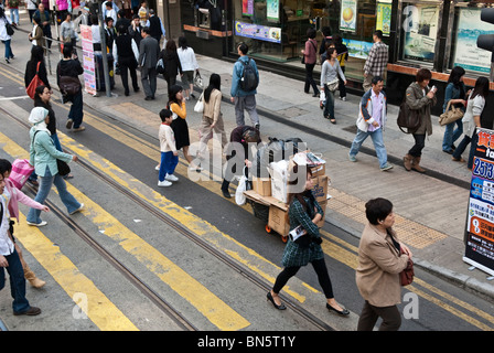 Hong Kong,passage piétons à Wanchai avec garbage collector. Banque D'Images