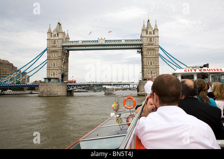 Les touristes lors d'Tower Bridge au cours d'une croisière sur la Tamise à Londres, Angleterre, Royaume-Uni. Banque D'Images