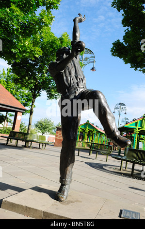 Harold Larwood Nottinghamshire et joueur de cricket en Angleterre.Statue Kirkby-in-Ashfield Places de marché. Banque D'Images