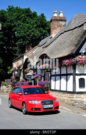 Voiture roulant au-delà de la Fox & Hounds Inn, rue de l'Église, Bredon, Worcestershire, Angleterre, Royaume-Uni Banque D'Images