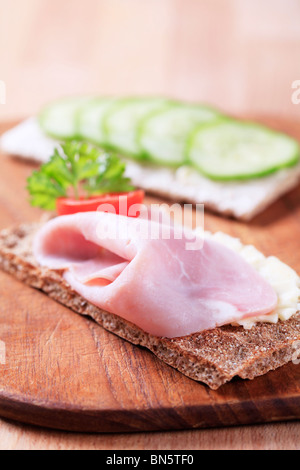 Pain croustillant de grains entiers et jambon Banque D'Images