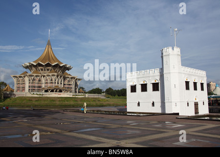 Nouveau bâtiment de l'Assemblée législative de l'État de Sarawak du front de mer de Kuching, Sarawak, Malaisie Banque D'Images