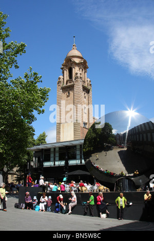 Nottingham Playhouse et Sky Mirror sculpture, Nottingham, Angleterre, Royaume-Uni Banque D'Images