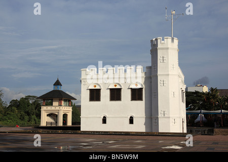 Front de mer de Kuching avec l'ancien édifice du Palais et Tour d'observation Banque D'Images