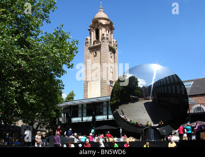 Nottingham Playhouse et Sky Mirror sculpture, Nottingham, Angleterre, Royaume-Uni Banque D'Images