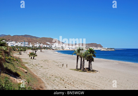 Afficher le long de la plage vers la ville, Carboneras, Almeria Province, Costa Almeria, Andalousie, Espagne, Europe de l'Ouest. Banque D'Images