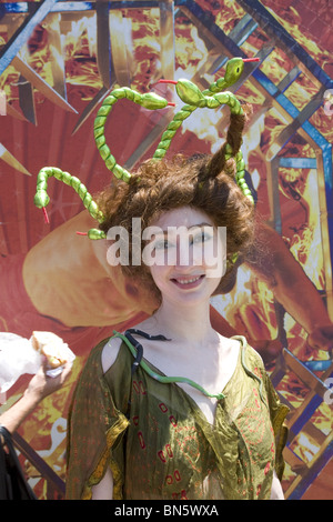 2010 : Les gens de toutes les formes et dimensions de l'aide pour l'ouverture officielle de l'été à Coney Island en marchant dans le défilé annuel de sirène. Banque D'Images