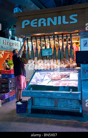 Jambon espagnol 'Jamon' acheté au marché de la Boqueria à Las Ramblas de Barcelone, Espagne. Banque D'Images