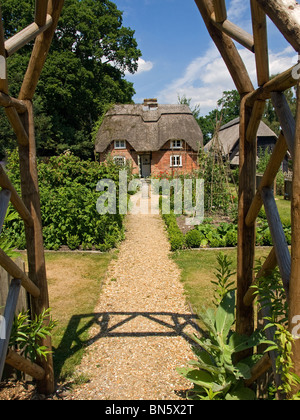 16e siècle à Furzey Gardens Cobb Minstead Cottage New Forest Hampshire England UK Banque D'Images