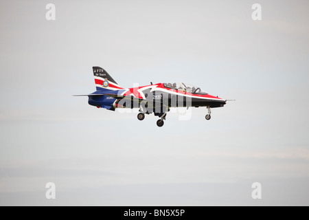 BAE Hawk trainer de No4 FTS en couleurs du 40e anniversaire en approche de RAF Waddington International Airshow - arrivées 02 Banque D'Images