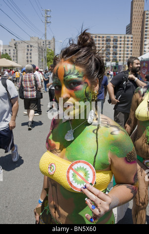 2010 : Les gens de toutes les formes et dimensions de l'aide pour l'ouverture officielle de l'été à Coney Island en marchant dans le défilé annuel de sirène. Banque D'Images