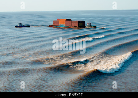 Avec cargo chaland remorqué par deux remorqueurs au-dessus des vagues Banque D'Images