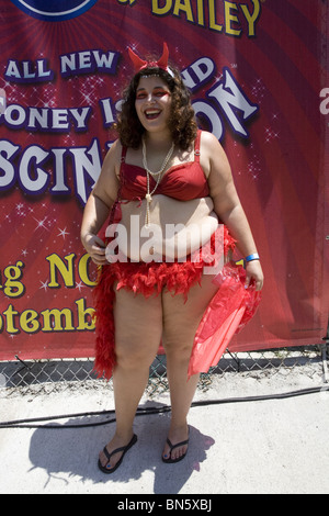 2010 : Les gens de toutes les formes et dimensions de l'aide pour l'ouverture officielle de l'été à Coney Island en marchant dans le défilé annuel de sirène. Banque D'Images