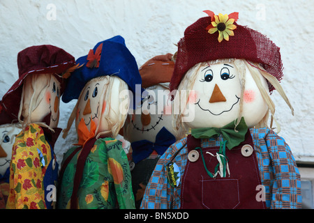 Poupées d'épouvantail pour la vente à l'extérieur un atelier à Lynmouth, Devon Banque D'Images