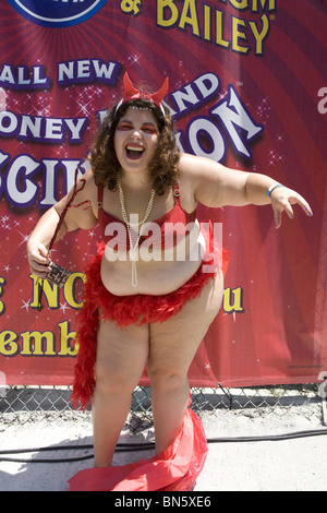 2010 : Les gens de toutes les formes et dimensions de l'aide pour l'ouverture officielle de l'été à Coney Island en marchant dans le défilé annuel de sirène. Banque D'Images