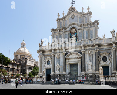 La façade baroque de la cathédrale (Duomo), de la Piazza del Duomo, Catane, côte sud-est, Sicile, Italie Banque D'Images