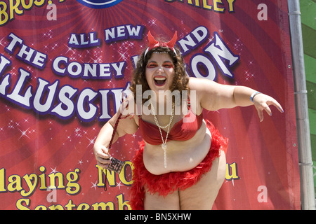 2010 : Les gens de toutes les formes et dimensions de l'aide pour l'ouverture officielle de l'été à Coney Island en marchant dans le défilé annuel de sirène. Banque D'Images