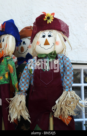 Poupées d'épouvantail pour la vente à l'extérieur un atelier à Lynmouth, Devon Banque D'Images