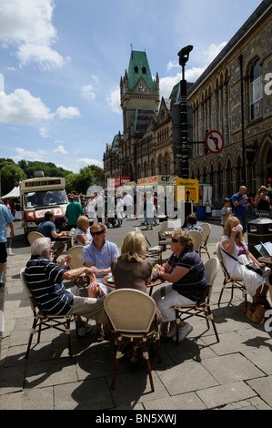 Pavement cafe restaurant diners boire et manger à des tables sur le trottoir High Street Winchester Hampshire Royaume-uni lors de la Banque D'Images