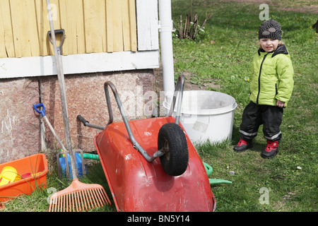 Bébé fille dans le jardin d'aider avec la parution du modèle de jardinage Banque D'Images