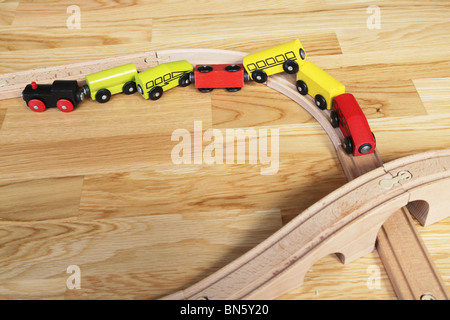 Coffret en bois traditionnels laissés par enfant à la maison qui ressemble à un accident Banque D'Images