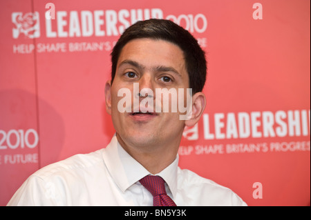 David Miliband, candidat à la direction du Parti du travail abordant les membres du parti à l'élection à Cardiff South Wales UK Banque D'Images