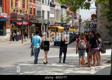 La fin du printemps journée ensoleillée. La rue Saint-Jean. La ville de Québec, Canada. Banque D'Images