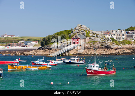 Bateaux dans Hugh Town harbour, St Mary, Îles Scily, UK. Banque D'Images