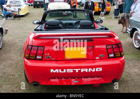 L'arrière d'une Ford Mustang GT 1998 voiture à un American car show le 4 juillet 'Independence Day' dans le parc Tatton, Cheshire. Banque D'Images